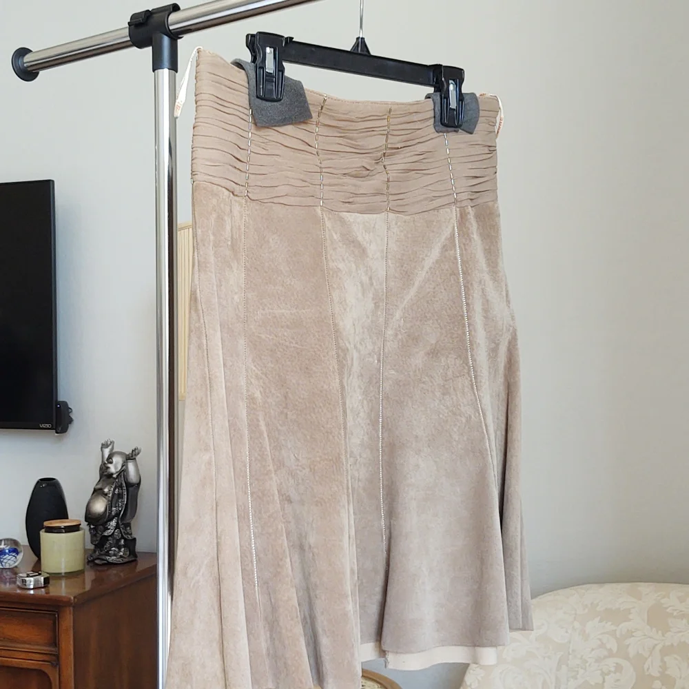 June beige suede skirt size 4. - Picture 4 of 6